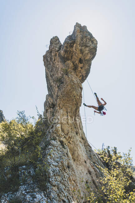 Giovane donna che si arrampica ago di roccia in Cantabria, Spagna — Foto stock