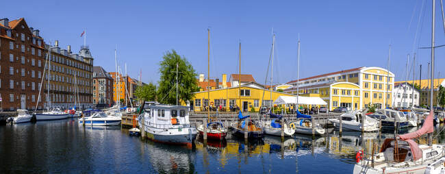 Danimarca, Copenaghen, Varie barche ormeggiate lungo il canale Christianshavn — Foto stock