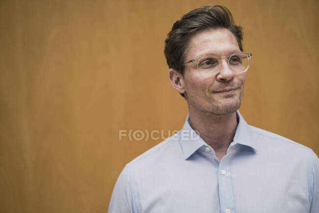 Портрет усміхненого бізнесмена у окулярах. — стокове фото
