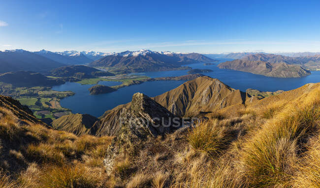 Новая Зеландия, Отаго, живописный вид на озеро Ванака и окружающие горы — стоковое фото