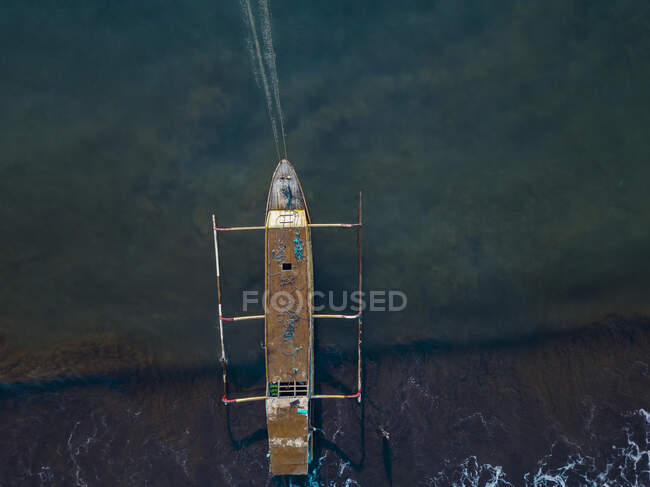 Indonesia, Bali, Sanur, Aerial view of catamaran boat on coastal beach — Stock Photo