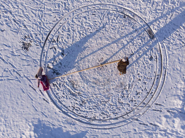 Finlandia, Kuopio, direttamente sopra la vista di madre e figlia che giocano nella neve — Foto stock