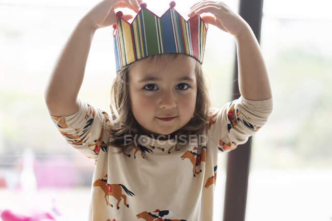 Портрет маленькой девочки, празднующей день рождения — стоковое фото