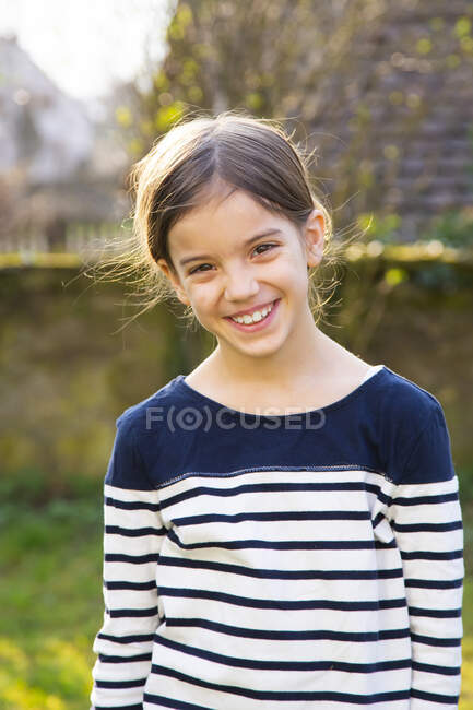 Portrait de fille souriante dans le jardin — Photo de stock
