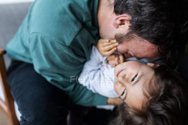 Pai brincando com sua filhinha em casa — Fotografia de Stock