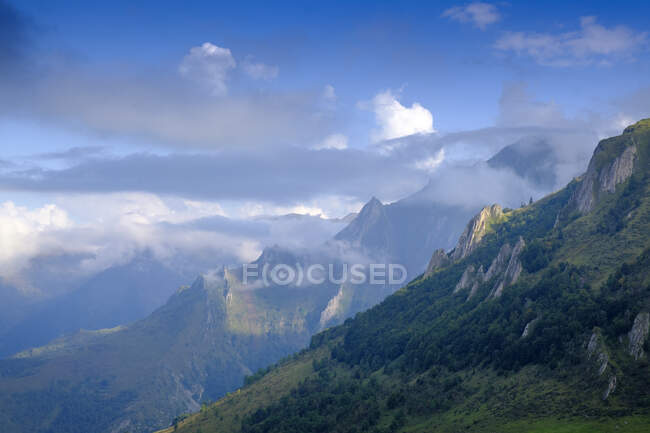 Франция, Верхние Пиренеи, живописный горный ландшафт между перевалами Коль-дю-Сулор и Коль-д 