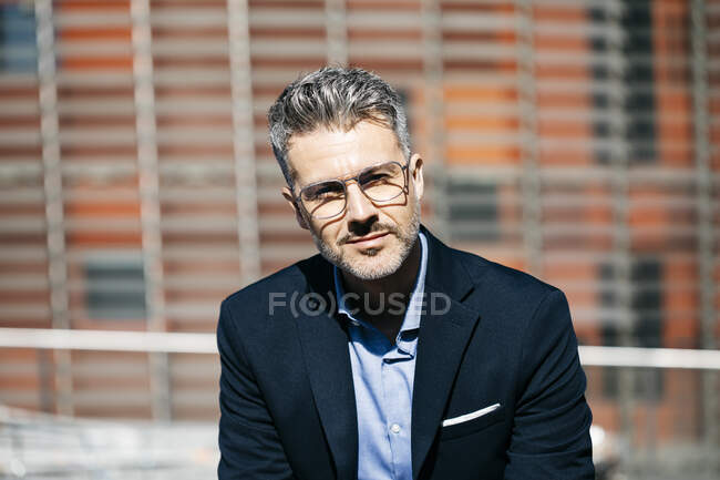 Portrait d'un homme d'affaires aux cheveux gris dans la ville — Photo de stock
