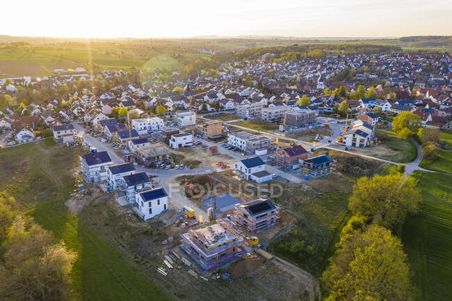 Alemania, Baden-Wurttemberg, Waiblingen, Vista aérea del suburbio moderno al atardecer - foto de stock