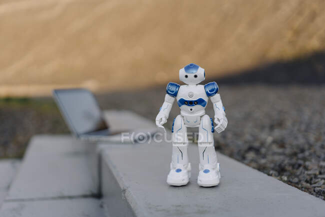Robot in miniatura sullo sfondo del futuro — Foto stock