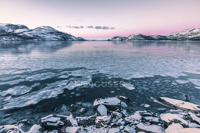 Paisagem costeira no inverno com Lakse Fjord congelado, Lebesby, Noruega — Fotografia de Stock