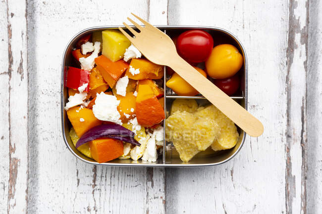 Comedor con verduras horneadas al horno de otoño, queso feta y polenta en forma de corazón - foto de stock