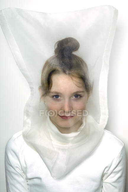 Porträt eines lächelnden Teenagers mit durchsichtiger Maske — Stockfoto