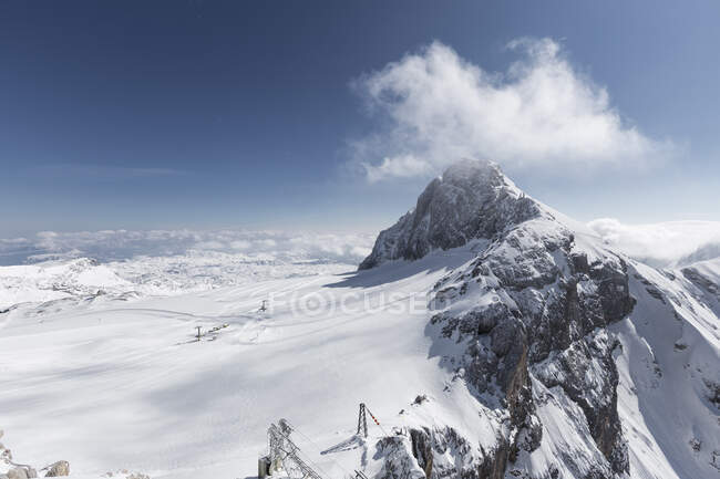 Австрия, Верхняя Австрия, подъемники на заснеженном леднике Дахштайн — стоковое фото
