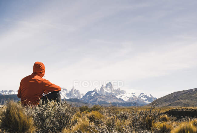 Randonneur reposant dans un paysage isolé en Patagonie, Argentine — Photo de stock