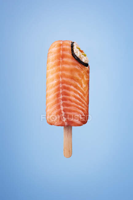 Sushi-Eis am Stiel mit Lachsreis und Wasabi — Stockfoto