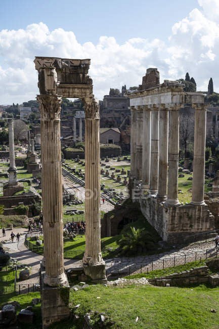 Itália, Roma, Fórum Romano e colunatas do Templo de Vespasiano e Tito — Fotografia de Stock