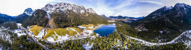 Alemania, Baviera, Ramsau bei Berchtesgaden, vista en helicóptero del lago Hintersee y la cordillera Reiter Alpe al amanecer del invierno - foto de stock