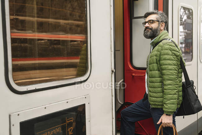 Man getting into a train — Stock Photo