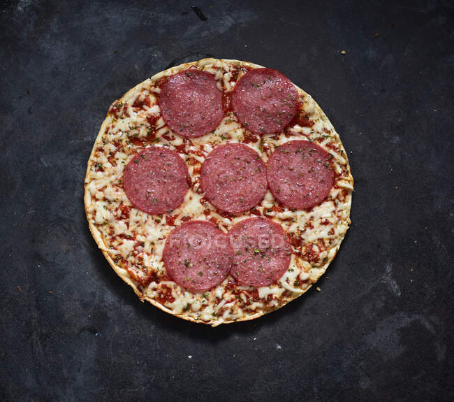 Печеная пицца с салями и сыром — стоковое фото