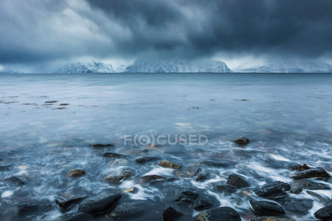 Atmosfera nuvolosa sulla costa in inverno, fiordo Lyngen, Skibotn, Norvegia — Foto stock
