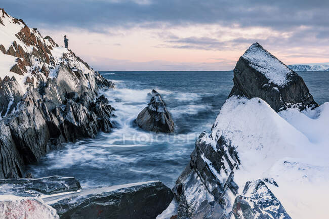 L'uomo nel paesaggio costiero in inverno, Berlevag, Norvegia — Foto stock