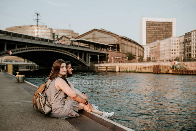 Coppia giovane seduta al River Spree, Berlino, Germania — Foto stock