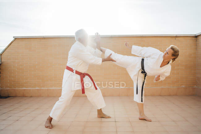Donna con insegnante durante l'allenamento di karate in terrazza — Foto stock