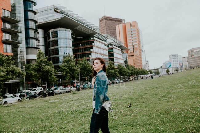 Germania, Berlino, Ritratto di giovane donna in posa all'aperto in giacca di jeans — Foto stock