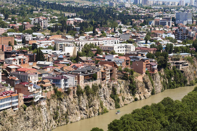 Cityscape by Mtkavari river during sunny day, Tbilisi, Georgia — Stock Photo