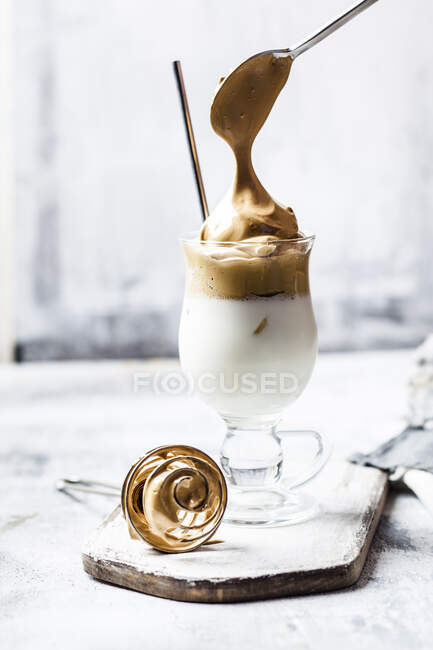 Tasse Dalgona-Kaffee mit Eismilch — Stockfoto