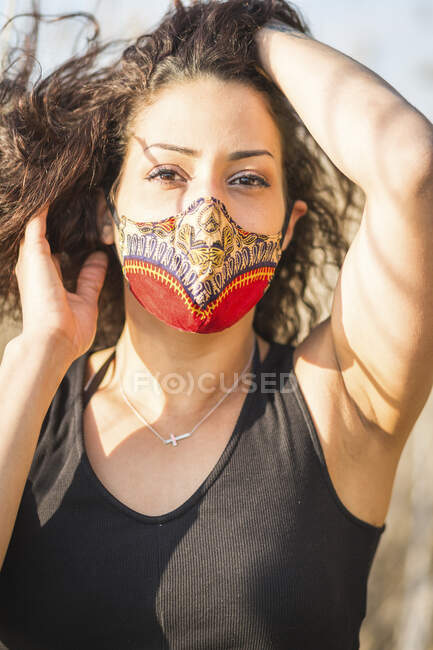 Portrait de jeune femme portant des mas protecteurs — Photo de stock