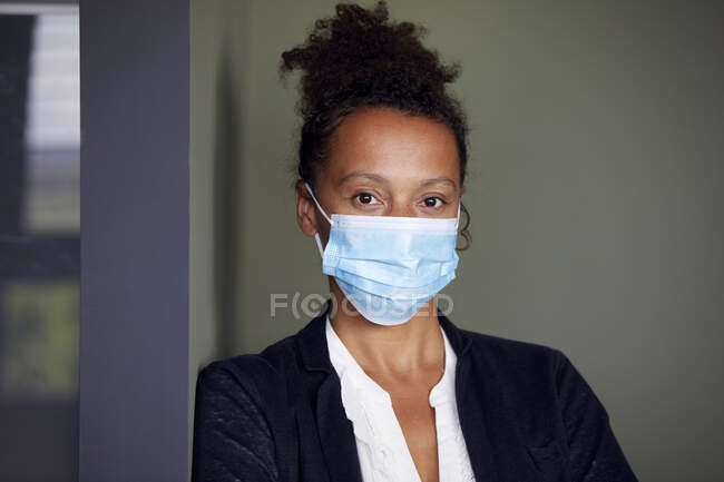 Ritratto di donna d'affari con maschera protettiva azzurra — Foto stock