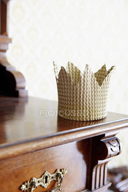 Couronne en carton sur la commode — Photo de stock
