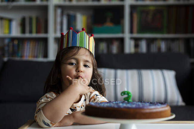 Ritratto di bambina degustazione torta di compleanno — Foto stock