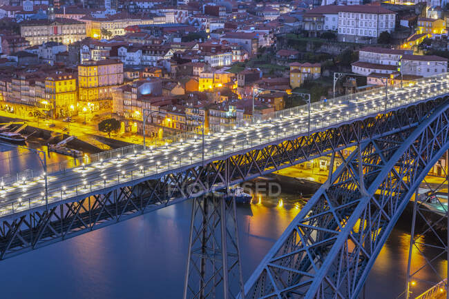 Portugal, Distrito de Oporto, Oporto, Vista aérea del Puente Dom Luis I por la noche - foto de stock