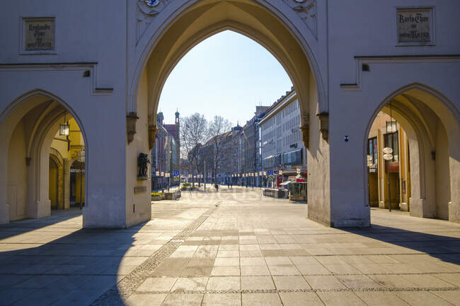 Alemania, Baviera, Múnich, Karlstor medieval puerta y vacío Neuhauser Strasse - foto de stock