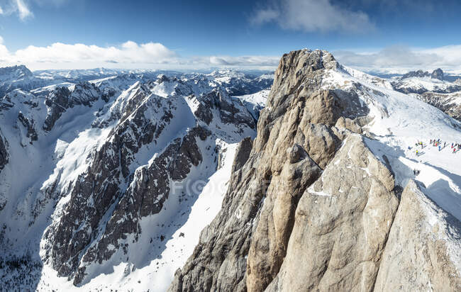 Italia, Trentino, Vistas panorámicas de la montaña nevada de Marmolada - foto de stock