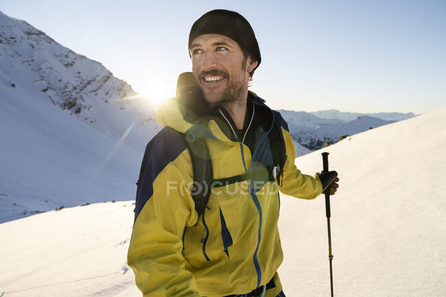 Портрет человека во время лыжного тура, Lenzerheide, Grisons, Швейцария — стоковое фото