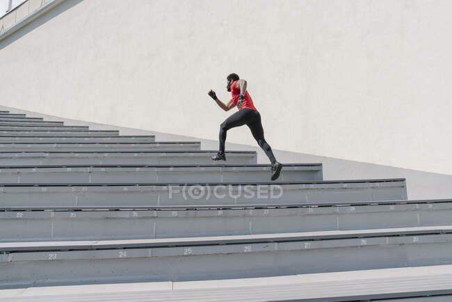 Sportsman portant un masque facial montant les escaliers — Photo de stock