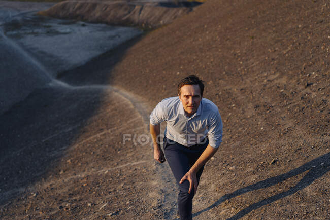 Porträt eines selbstbewussten reifen Geschäftsmannes auf einer stillgelegten Minenspitze — Stockfoto