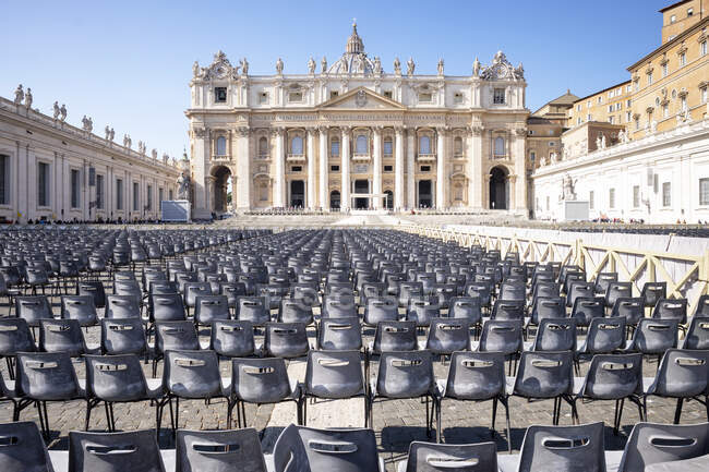 Italy, Rome, Rows of empty chairs in front of Saint Peters Basilica — Stock Photo