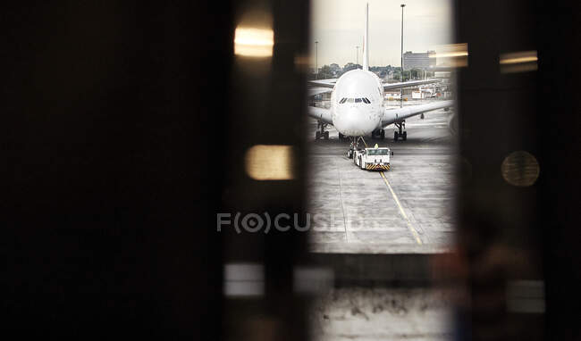 Südafrika, Johannesburg, Flugzeug auf dem Rollfeld vom Flughafenterminal aus gesehen — Stockfoto