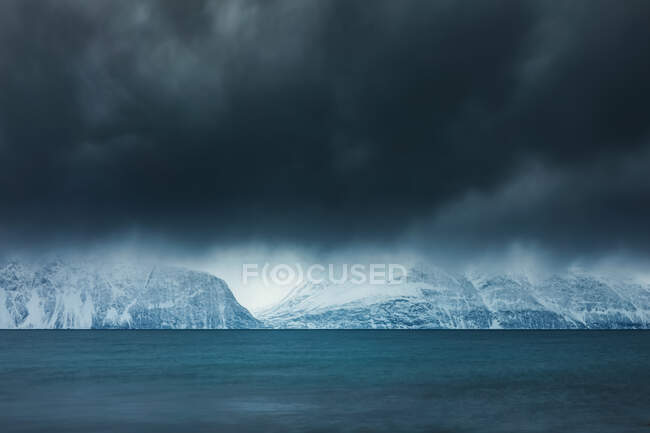 Atmosfera nublada na costa no inverno, Fjord Lyngen, Skibotn, Noruega — Fotografia de Stock