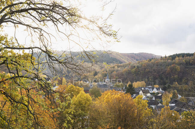 Germania, Renania Settentrionale-Vestfalia, Einruhr, Villaggio circondato da colline boschive in autunno — Foto stock