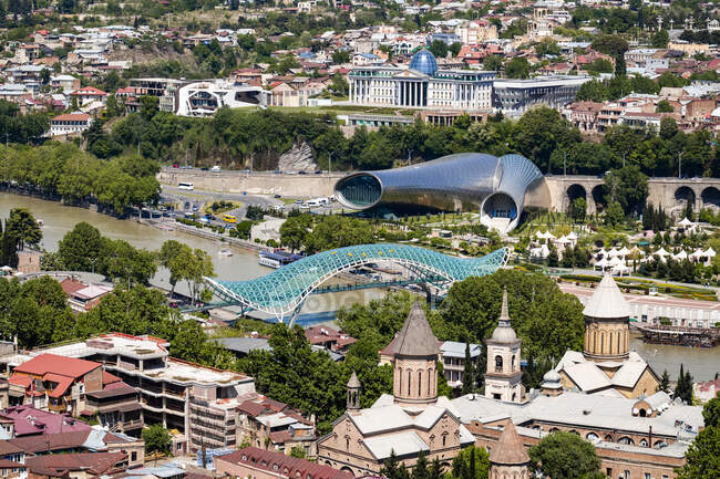 Bridge of Peace over Kura River in city at Tbilisi, Georgia — Stock Photo
