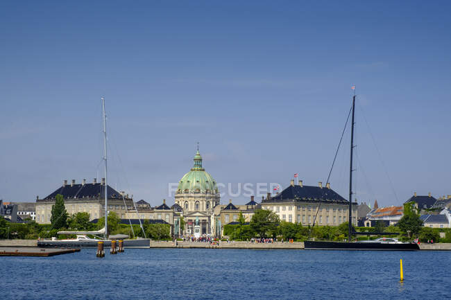 Denmark, Copenhagen, Boats moored in front of Amalienborg and Frederiks Church — Stock Photo