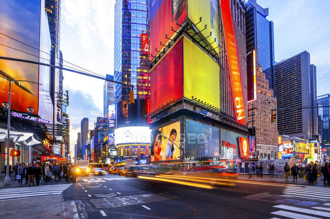 Estados Unidos, Nueva York, Ciudad de Nueva York, Tráfico en Times Square - foto de stock