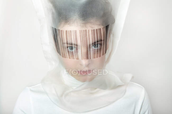 Retrato de mujer joven con máscara transparente con código de barras - foto de stock
