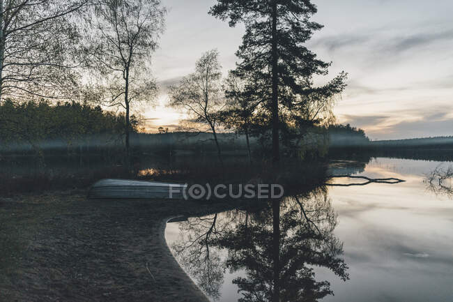 Bateau abandonné au bord du lac, Sodermanland, Nykoping, Suède — Photo de stock