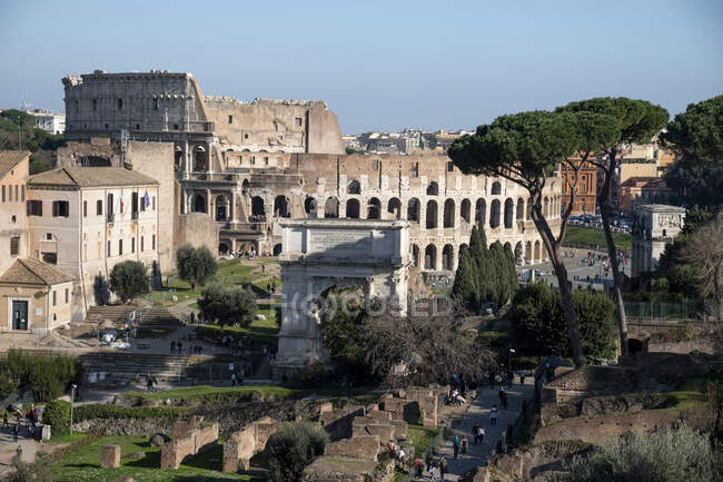 Italia, Roma, Veduta ad angolo alto del Foro Romano, Arco di Tito e Colosseo — Foto stock